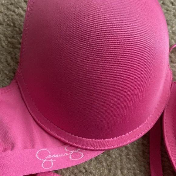 Jessica Simpson bra - Picture 2 of 6
